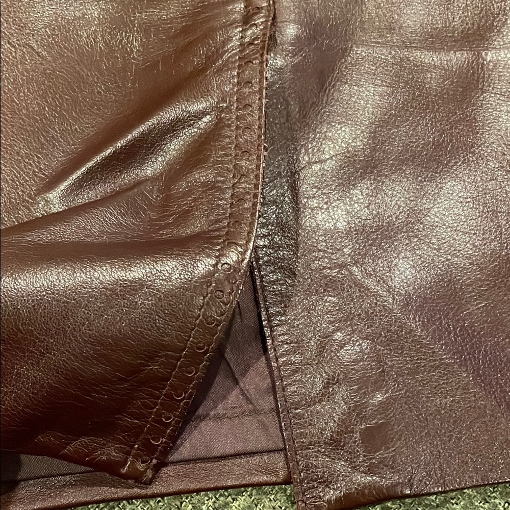 Danier Burgundy Leather Skirt (sz 10) - Picture 4 of 10